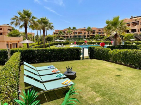 Estepona Casares Beach Golf Apartment with private garden and pool access, Casares